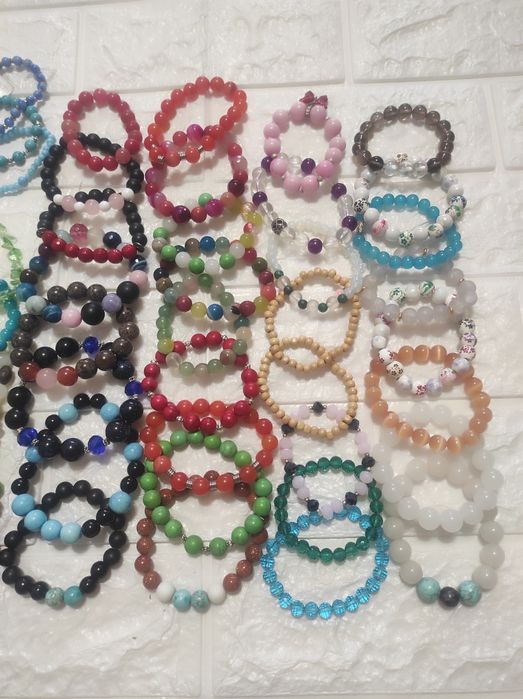 Продам браслеты с бусинами дзи и т.д.