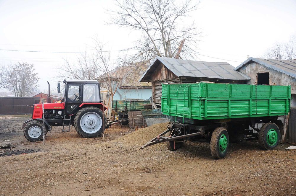 Remorca auto 5 tone an 1992 basculabila lateral 2 cilindri, la tractor