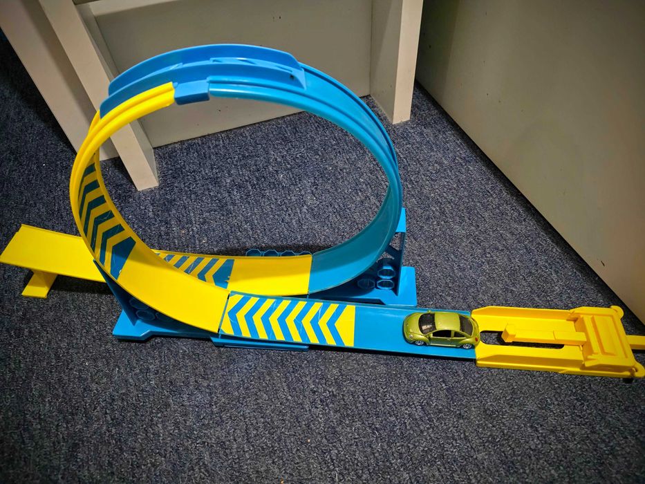 Hot Wheels Barrel Box количка и писта с изтрелвачка