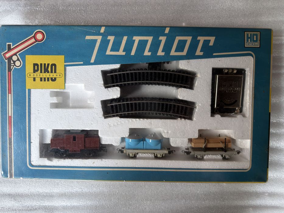 Продаю базовый комплект Piko Junior 1:87 (ГДР-70-е годы)