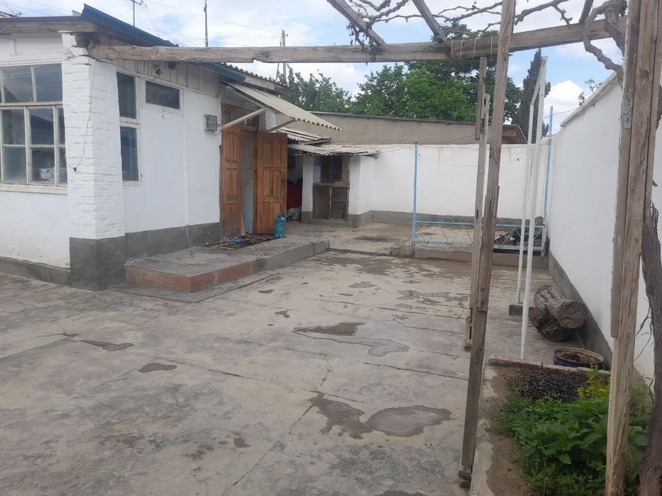 Uy Sotiladi 
Termiz shahrida xokimiyat dachasi protifida ichkarida
Gaz