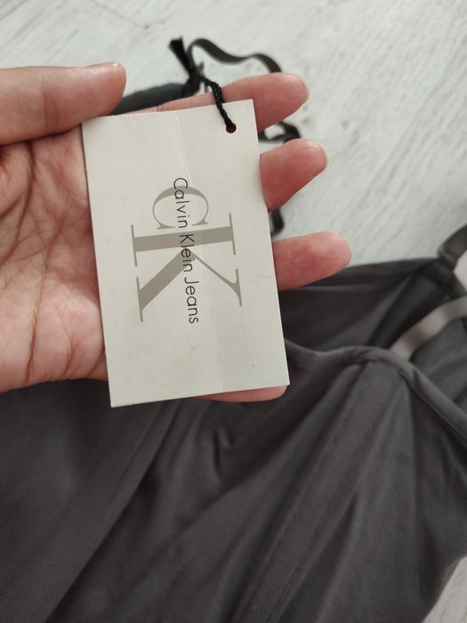 Noul corset cu armătură al lui Calvin Klein, mărimea M
