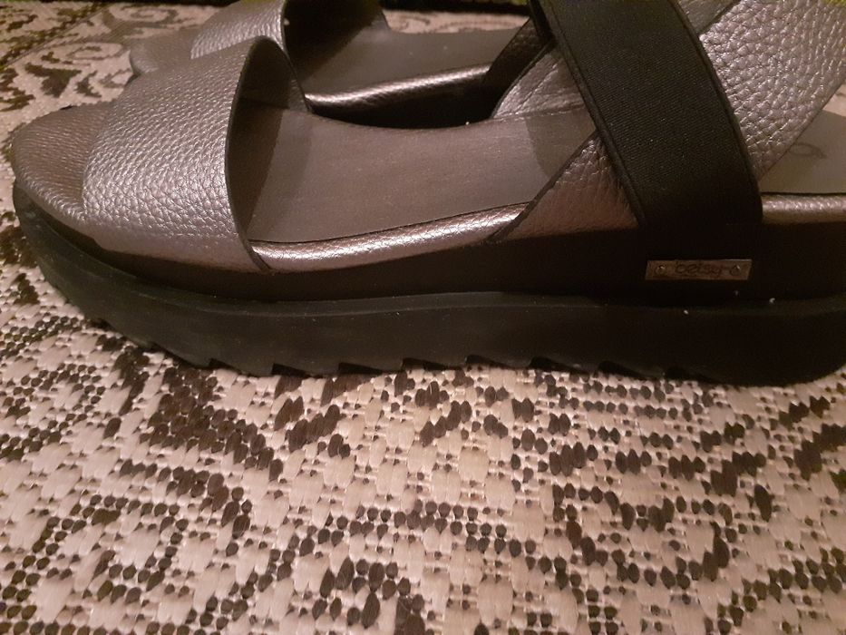 Срочно продам босоножки