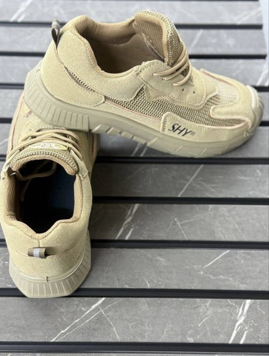 Продам военные кроссовки новые