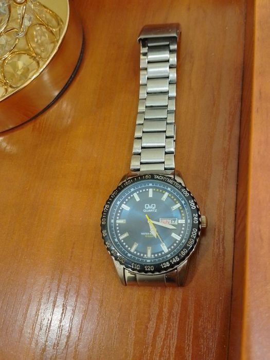 Часовник кварцов с японски механизъм и Q,Q