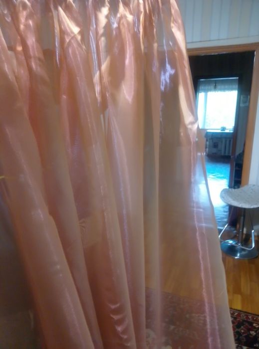 Шторы темно синие и розовые.