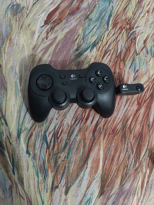 Vând PlayStation 2 slim modat cu 2 controllere.