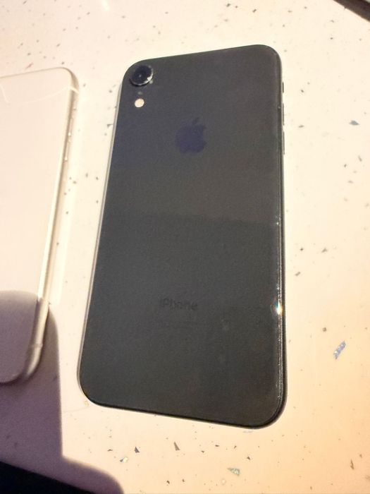 Iphone 11 white ,128gb , Iphone Xr black , 128gb