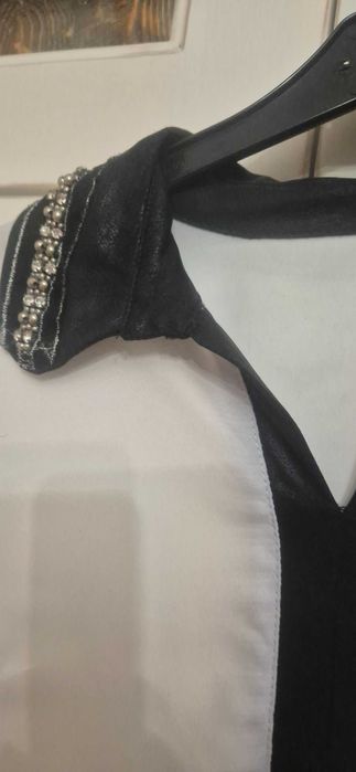 Продавам дамска риза бяло с черно къс ръкав.