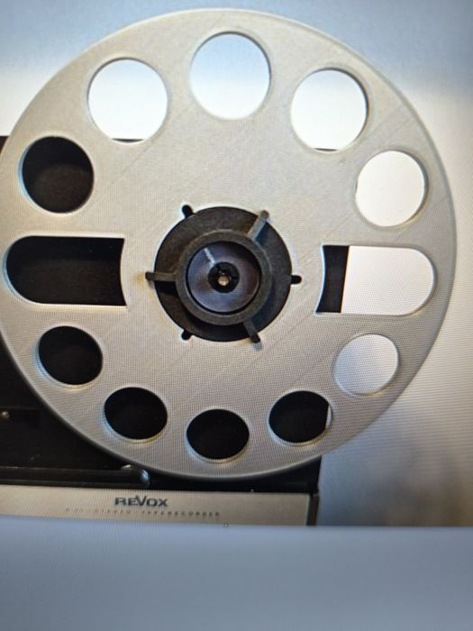 Магнитофонные катушки 27 размера.