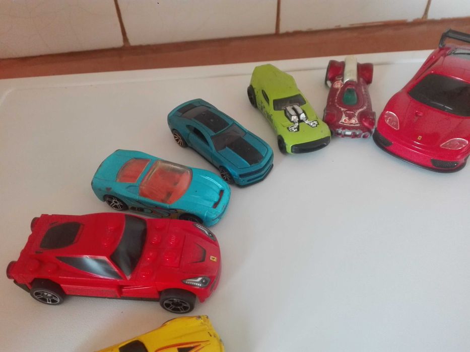 Играчки - колички и моторчета.