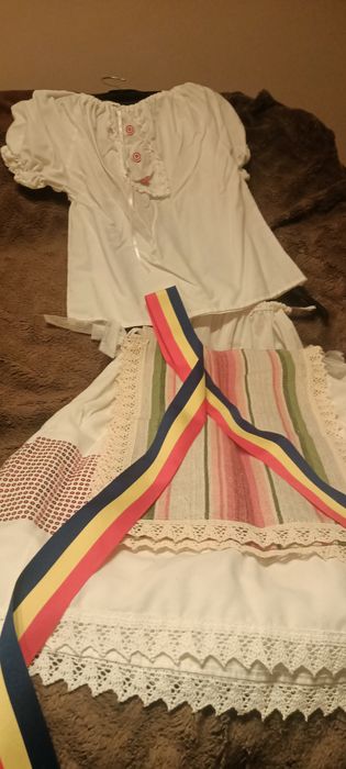 Vand costum popular pentru fetite