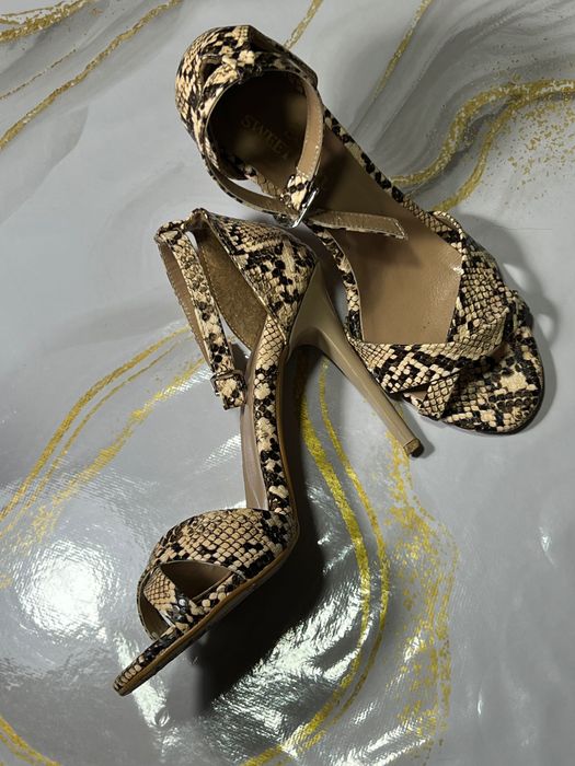 Босоножки под змеиную кожу