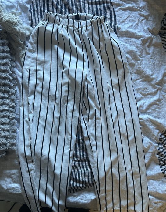 Бял синтетичен раиран панталон.Неизползван.В добро състояние