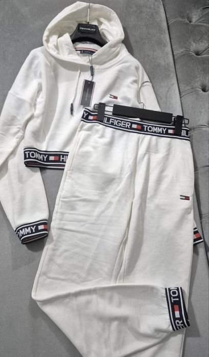 Compleu Tommy  Marimi   XL XXL nu este lucrat oversizer