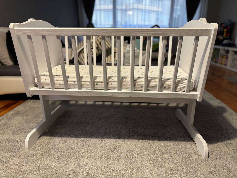 Бебешка люлка с матрак и чаршафи.