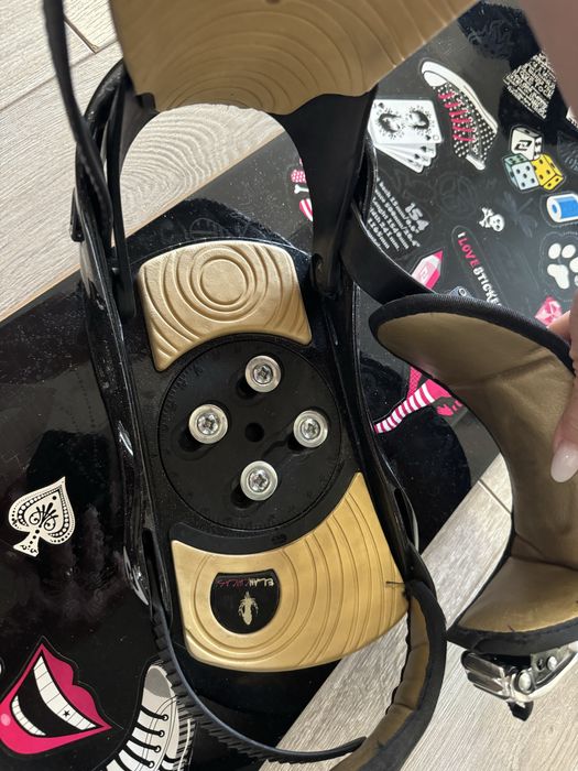 Сноуборд продам крпелние +борд + ботинки