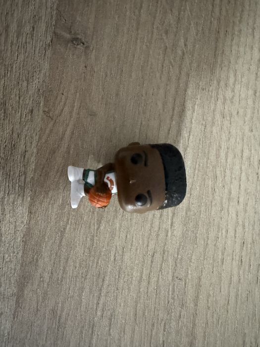 Vând figurine Stranger Things kinder joy