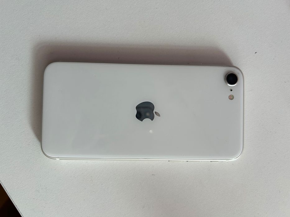Телефон iPhone SE 2022
