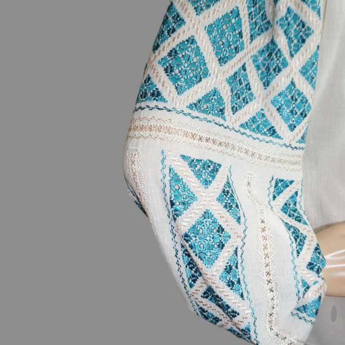 Ie traditionala lucrata manual cu matase turcoaz pe panza fina crem