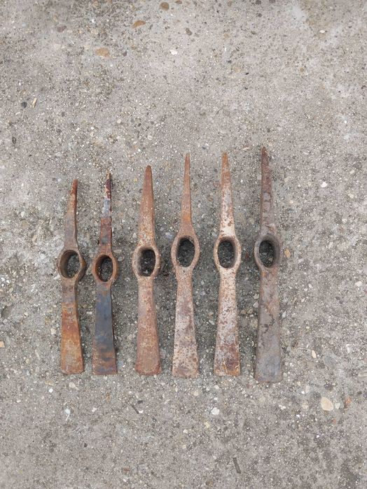 Предлагам кирки и лопати