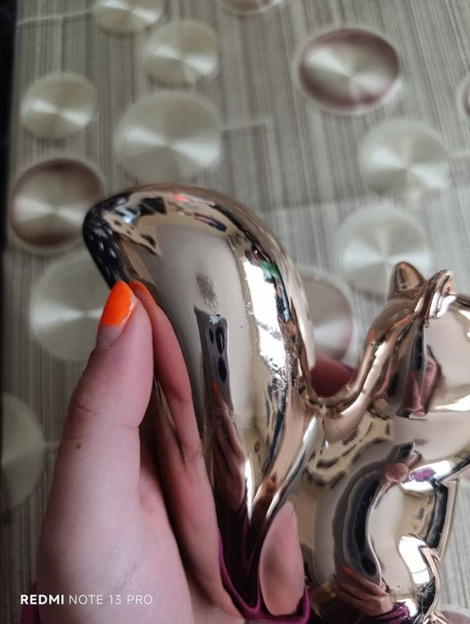 Стара статуетка катеричка с розов отенък