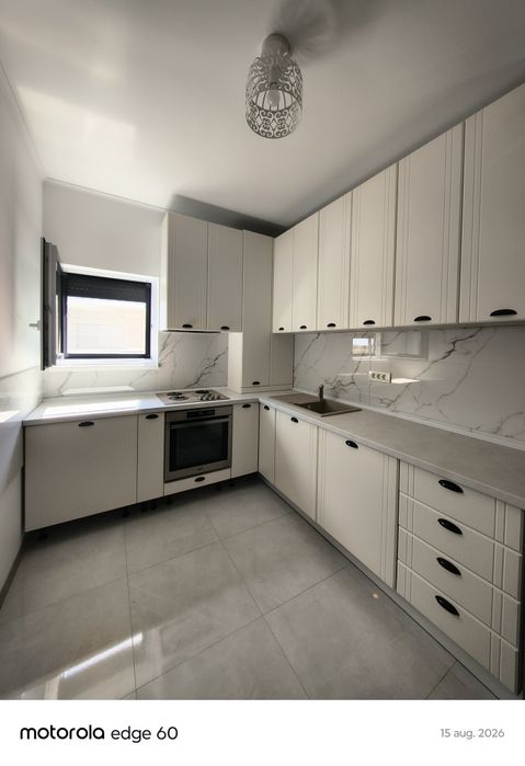 Mobilă la comandă pentru Bucătări Dormitoare Living Dressing Băi Holur