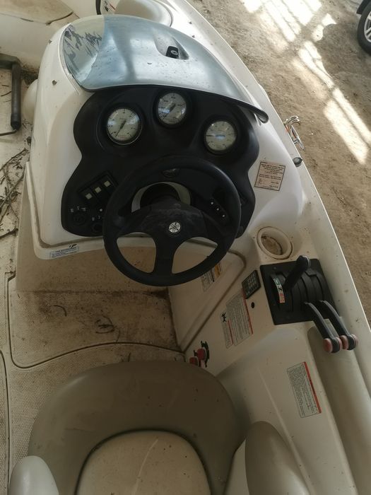Лодка Yamaha 270 с колесар