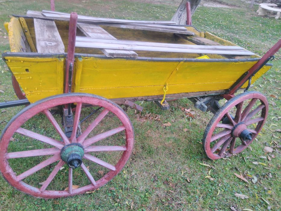 Продавам много стара каруца  !