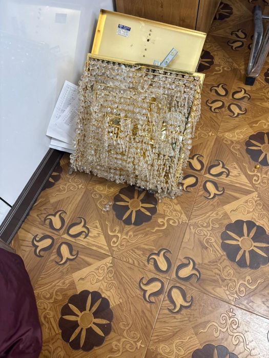 Диван стол люстра