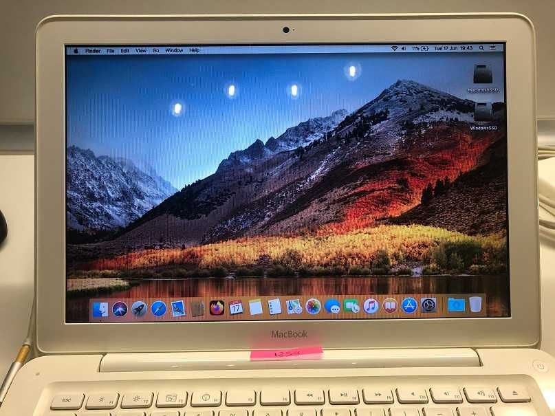 Лаптоп APPLE MacBook A1342 в много добро състояние, SSD, има Windows7