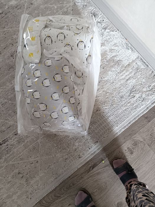 Детский столик и подушкий