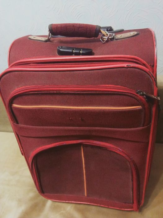 Продам чемодан среднего размера