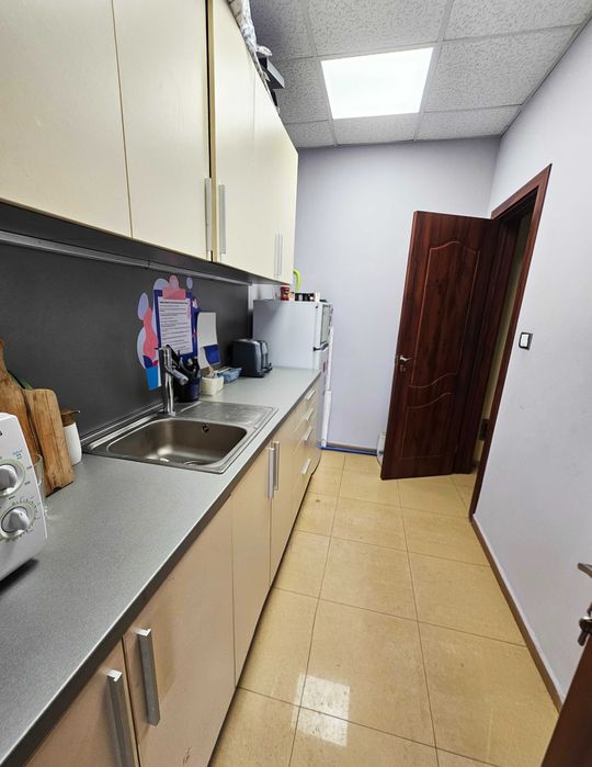 Завършен и обзаведен офис кв. Овча купел. Дворно пространство.