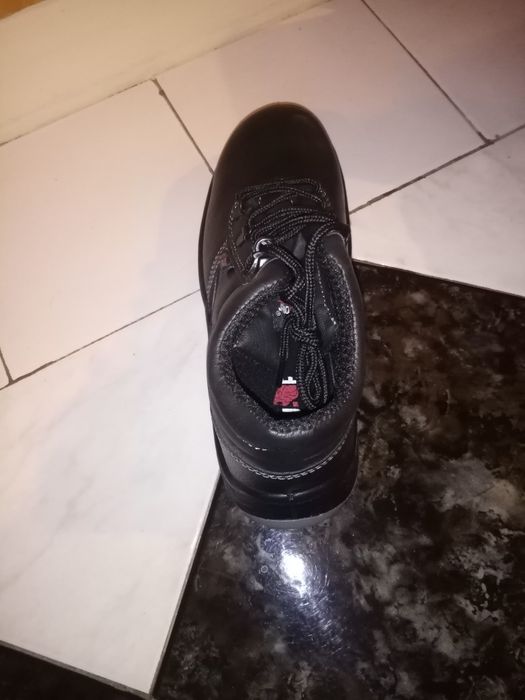 Работни обувки с метална пластина