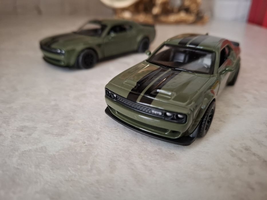 Коллекционная модель Dodge Challenger, масштаб 1:44
