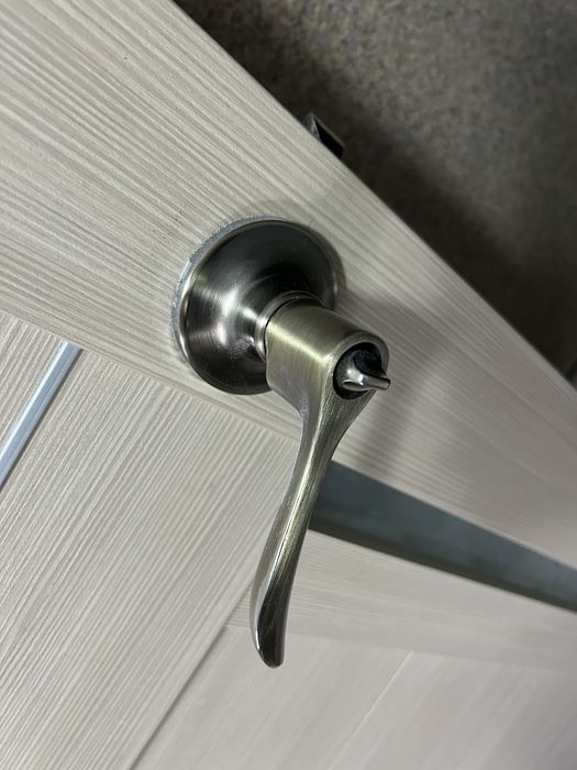 Двери б/у с ручками и петлями