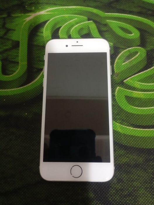 iPhone 8  64GB.  WHITE