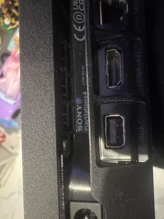 Продавам много запазен Ps4 slim +игрите