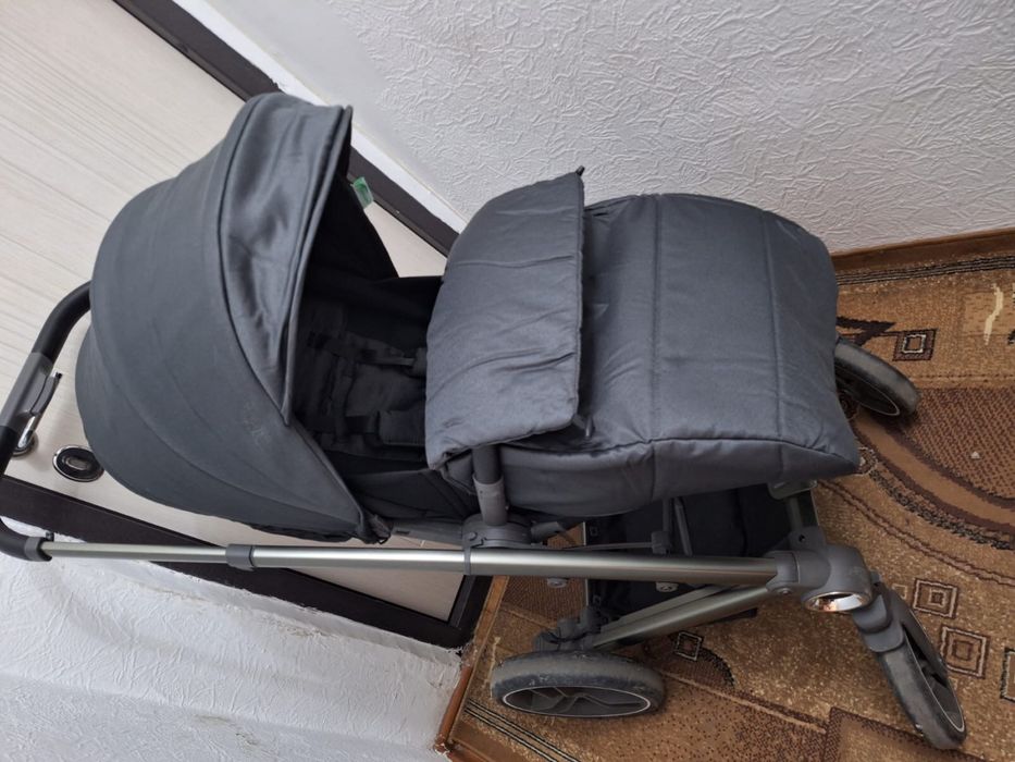 Практически новая коляска 2в1