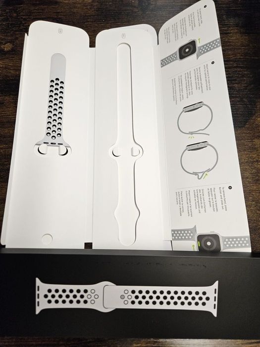 Apple Watch SE v3 44mm Nike Limited Edition M/L Pure Platinum