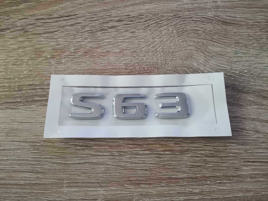 сребрист надпис Mercedes Benz S 63