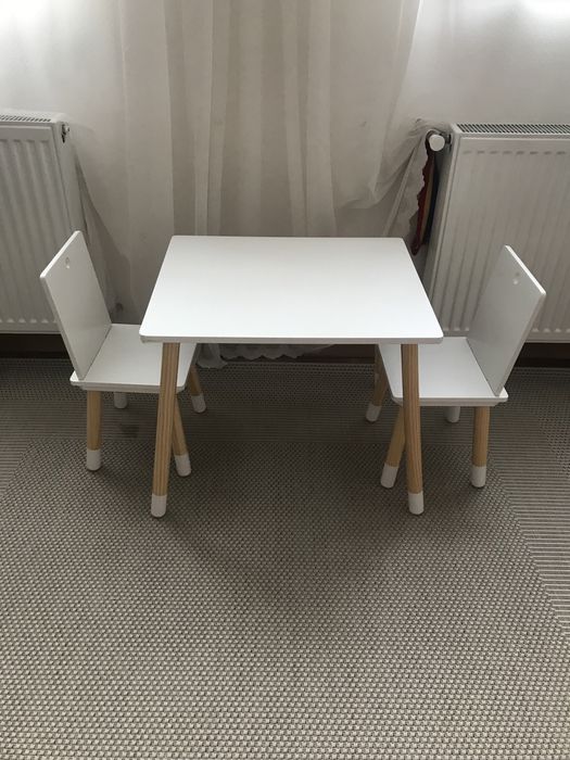 Vand masa masuta cu doua scaune de copii