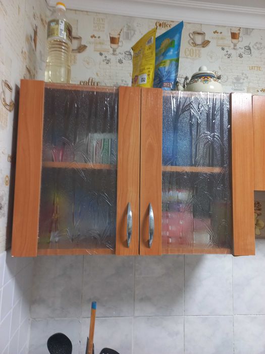 Продам кухонный гарнитур б/у  хорошем сос.  3  навесных шкафа и мойка.