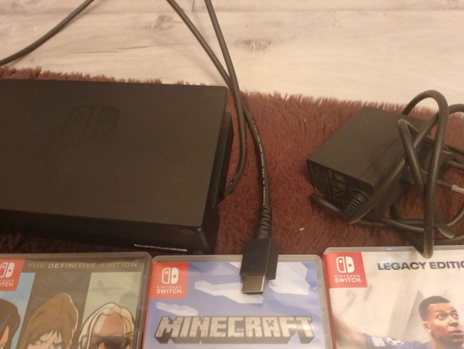 Vând Nintendo Switch +5 jocuri cablu hdmi în stare foarte bună !