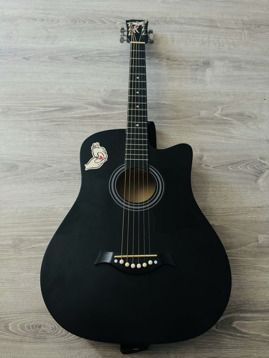 гитара акустическая в хорошем состояниии