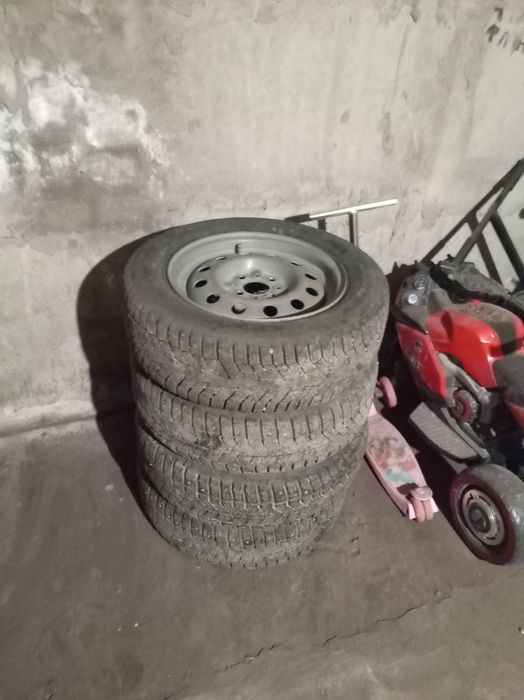 Продам зимние шины от лады