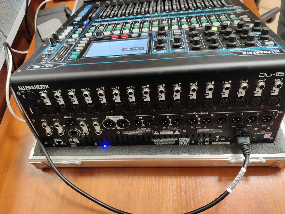 Allen & Heath Qu-16 цифров смесителен пулт с твърд кейс