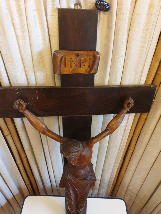 Crucifix din lemn