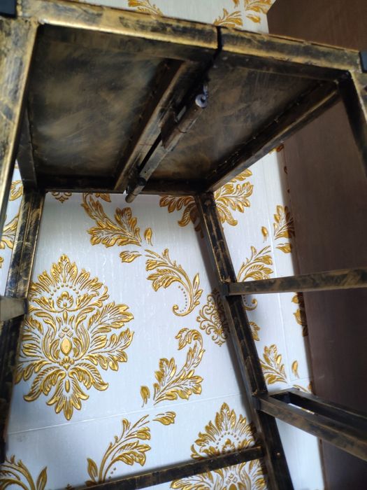 Металлическая стремянка двухсторонняя.